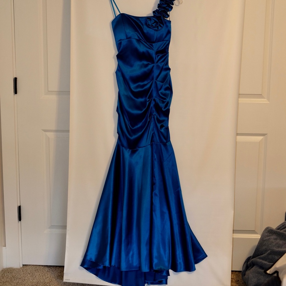 Long mermaid gown with ruffle strap